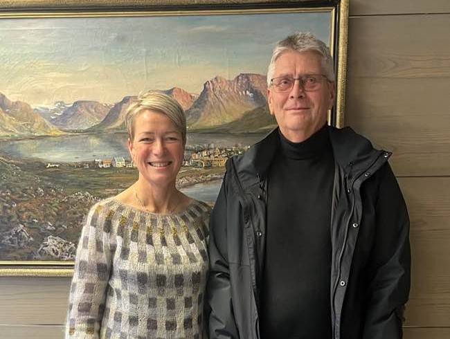 Sigga með Guðmundi Inga, mennta- og barnamálaráðherra. Þau standa fyrir framan málverk af Flateyri sem er inni á skrifstofu bæjarstjóra.