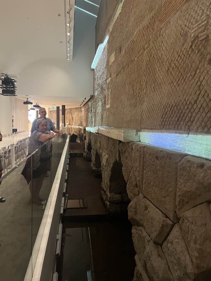 2000 ára vatnshleðsla neðanjarðar skoðuð.