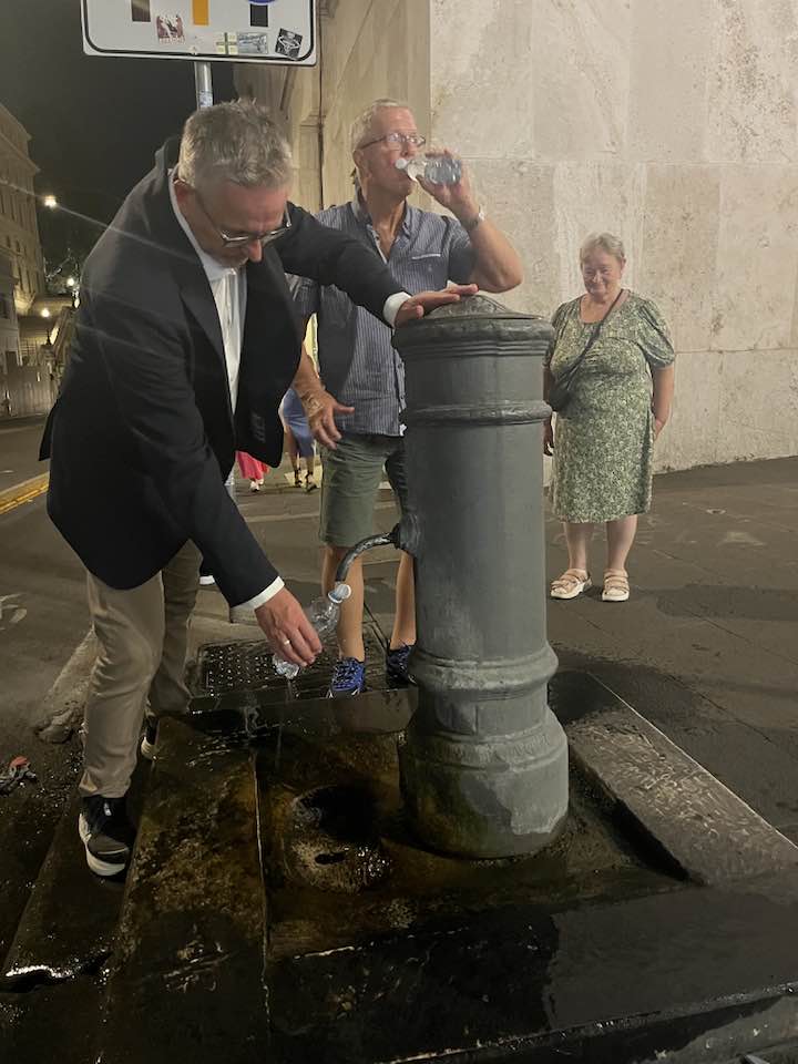 Dúi og foreldrar Siggu sækja sér vatn í lítinn brunn að kvöldi til.