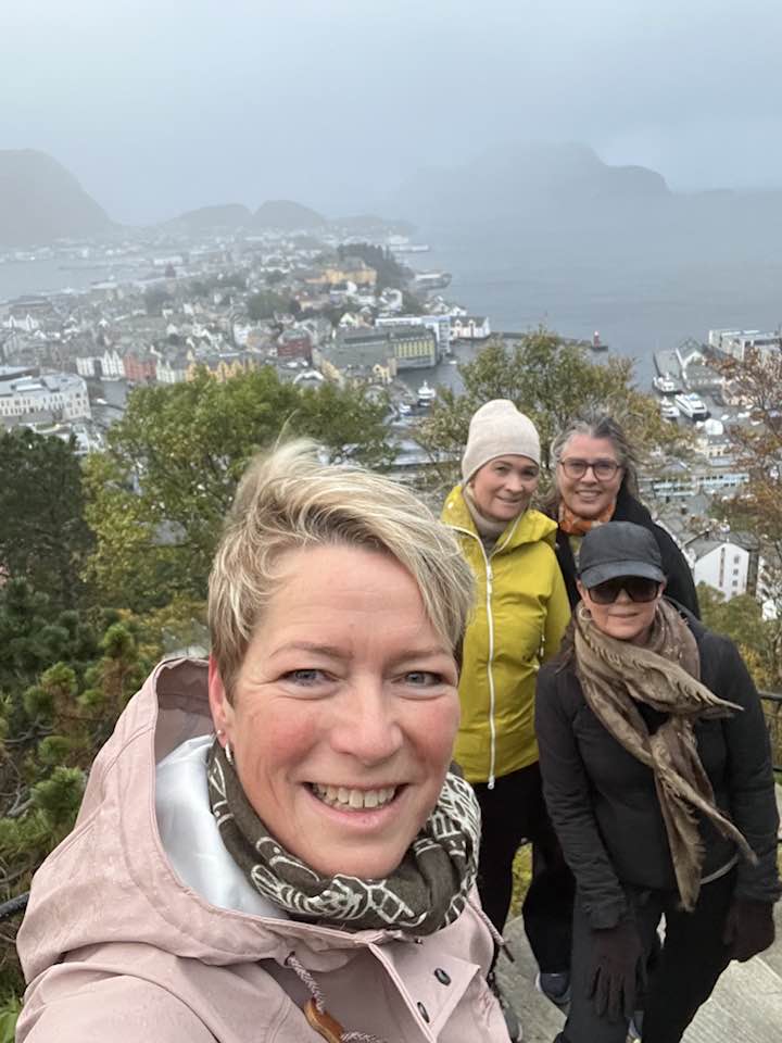 Bæjarstjórarnir Sigga, Gerður frá Vesturbyggð, Eyrún frá Dalvíkurbyggð og Íris frá Vestmannaeyjum í fjallgöngu.