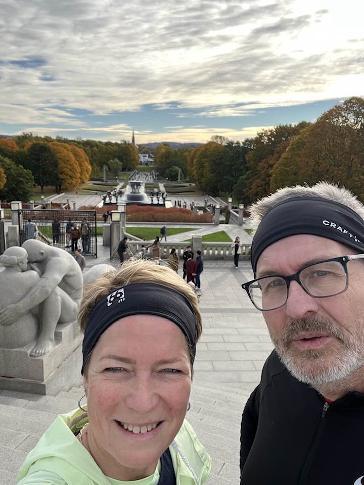 Sigga og Dúi á tröppum í Vigelundsparken í Osló.