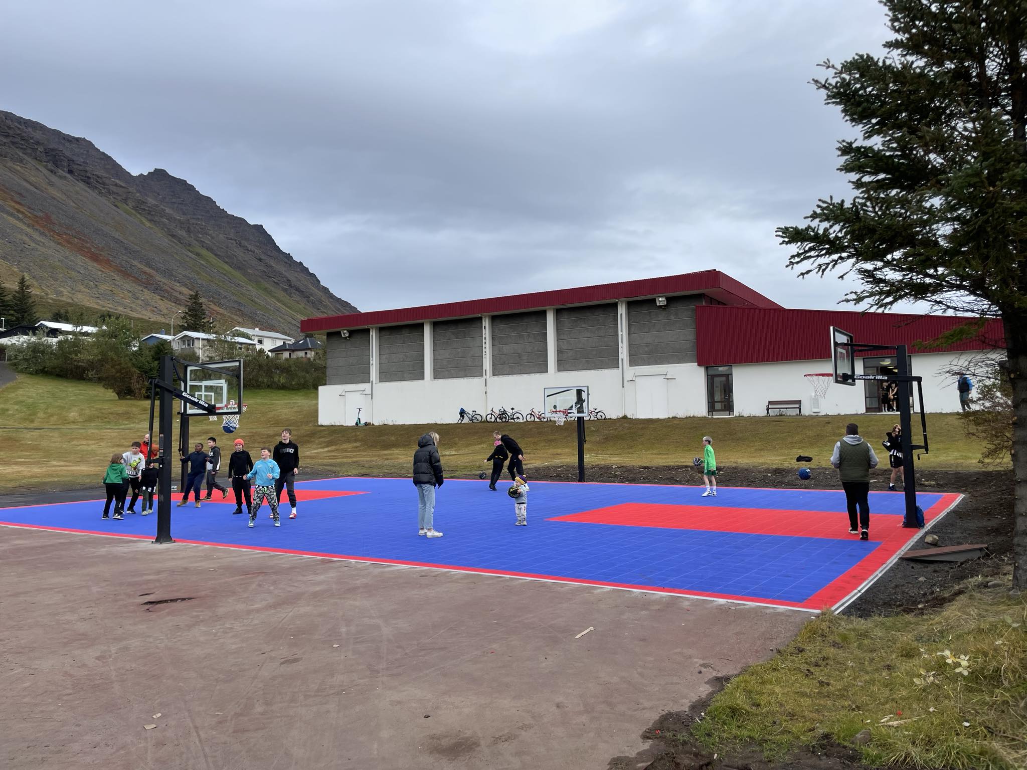 Nýr körfuboltavöllur við íþróttahúsið á Torfnesi.