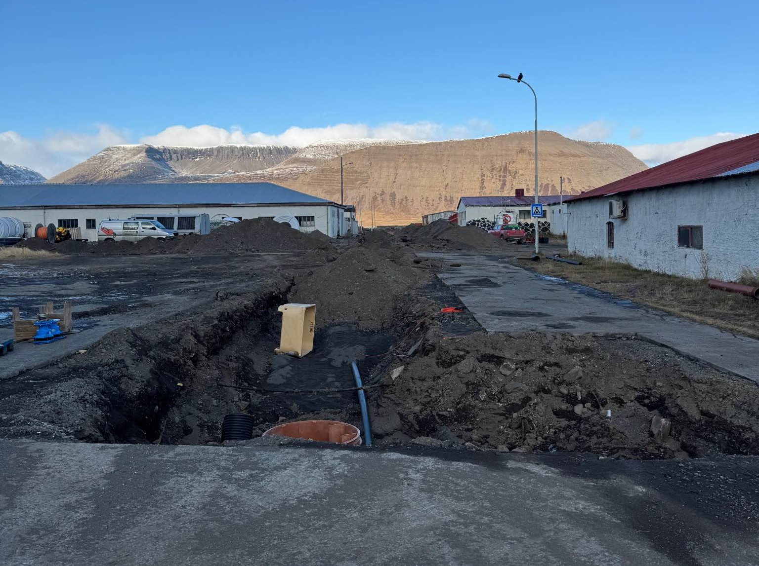 Hafnarstræti á Þingeyri, uppgrafið vegna framkvæmda.