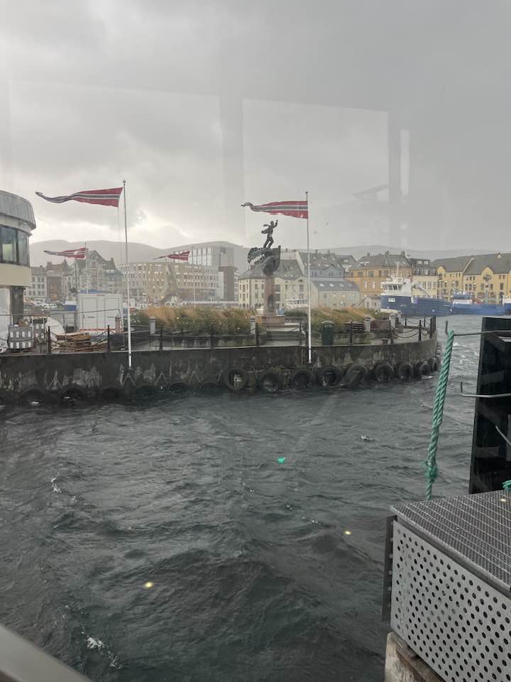 Höfnin í Ålesund. Rok og sjógangur.