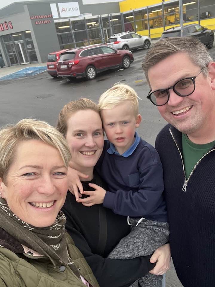 Sigga með frændfólki á bílaplaninu við Bónus í Borgarnesi.