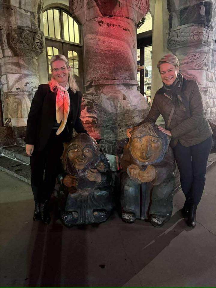 Gerður og Sigga við tvær tröllastyttur.